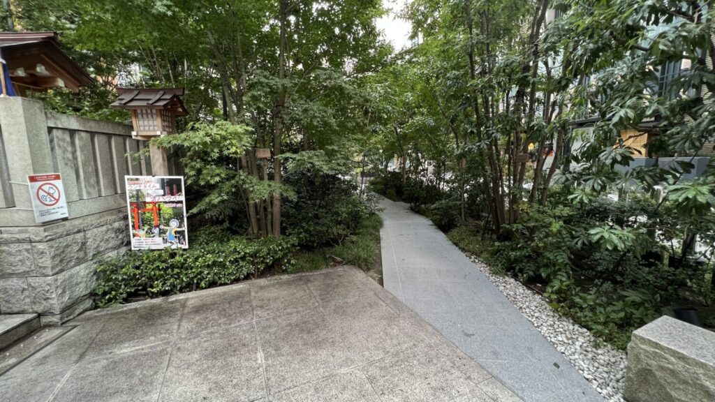 福徳神社の参道。きれいに整備されていてビル街とは思えない雰囲気です。