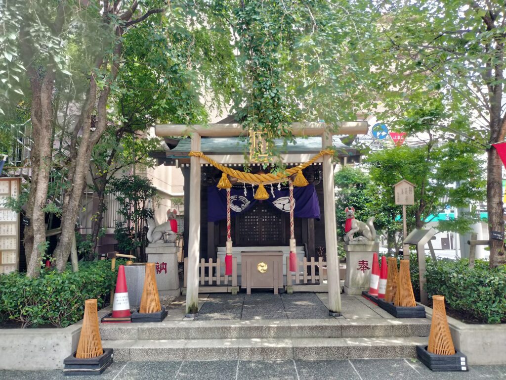 日本橋の茶ノ木神社。布袋尊として日本橋七福神に数えられ、火伏せの守りでも知られています。
