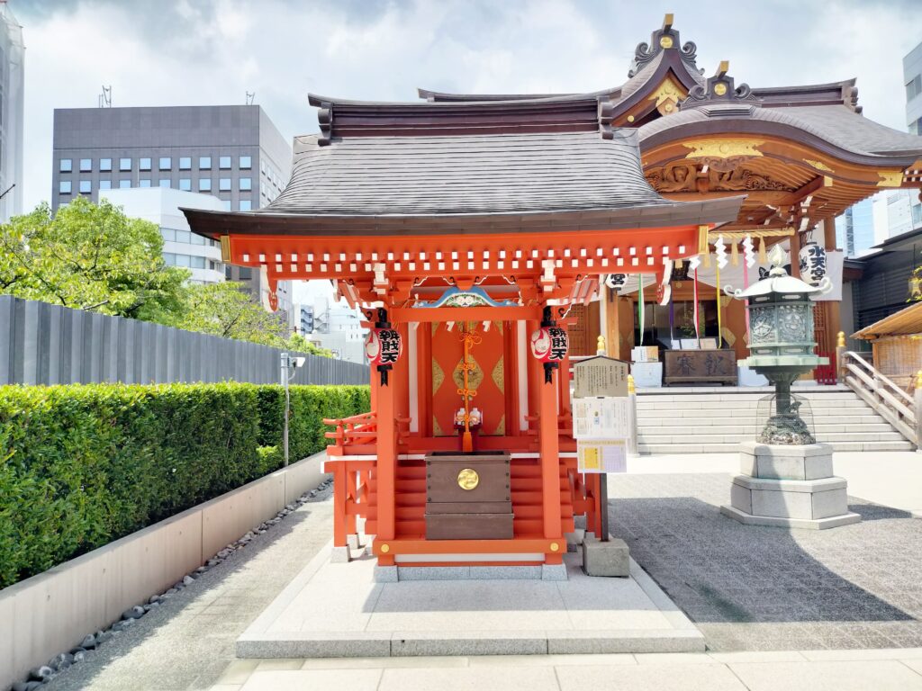 日本橋の水天宮境内にある弁財天のお社。毎月5日や巳の日に扉が開くので、スケジュールが合えば正月以外に行くのもおすすめです。