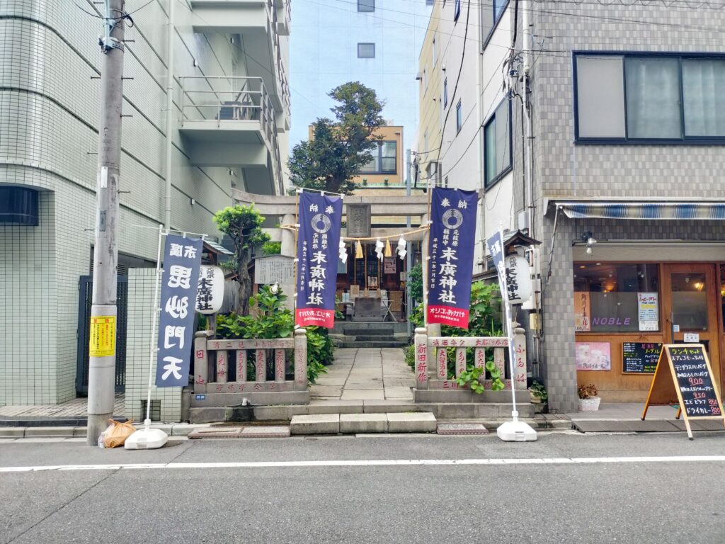 日本橋の末廣神社。日本橋七福神では毘沙門天を祀っており、正月には獅子舞が出ることもあります。