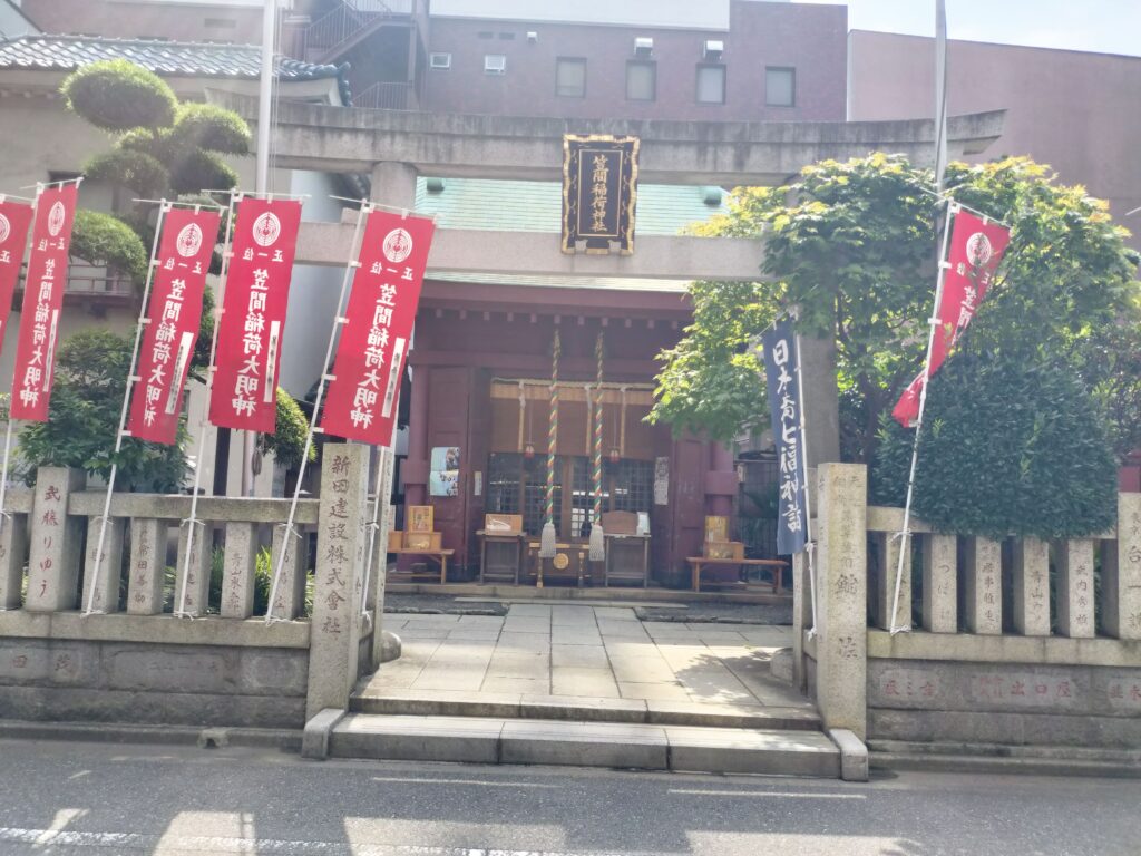 日本橋の笠間稲荷神社。寿老神として日本橋七福神に数えられ、境内にはお稲荷さまの狐像が多く並びます。