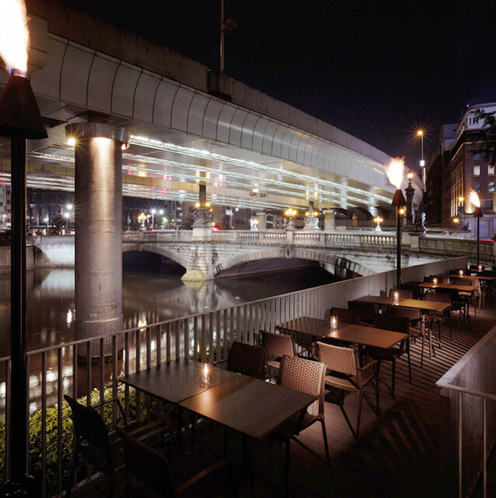 日本橋川を眺められるテラス